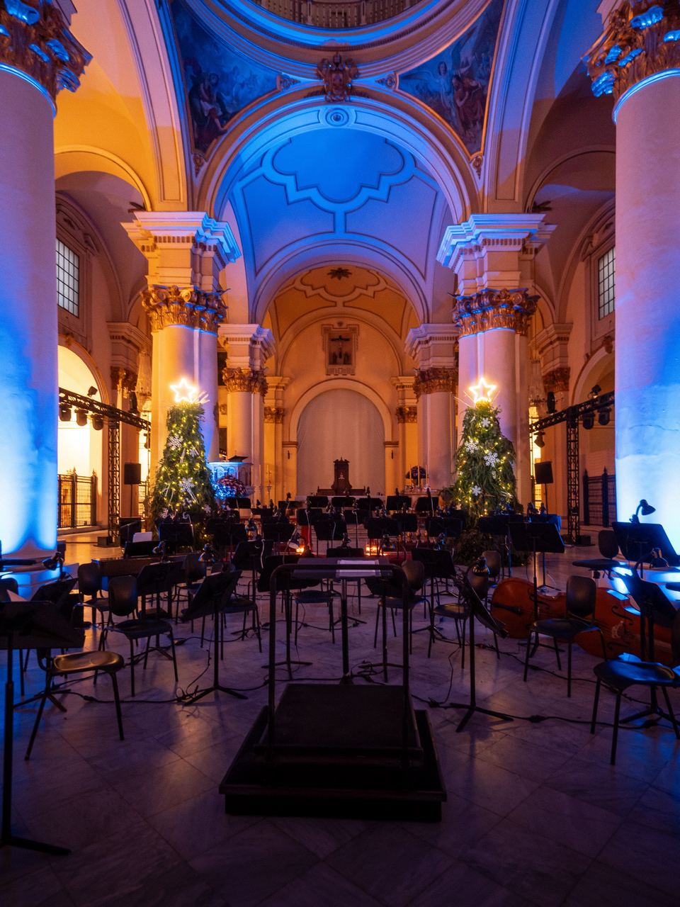 Instalación floral en un espacio patrimonial