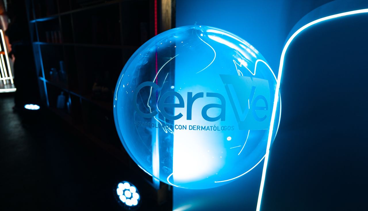 Esfera iluminada con neón azul, escenografía de marca