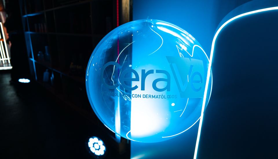 Esfera iluminada con neón azul, escenografía de marca