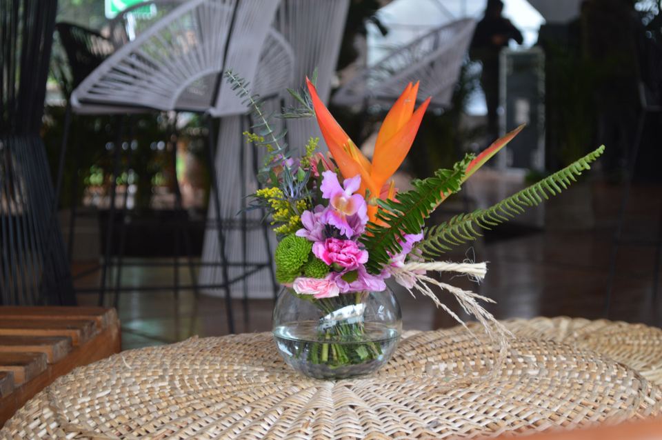 Centro de mesa tropical con ave del paraíso