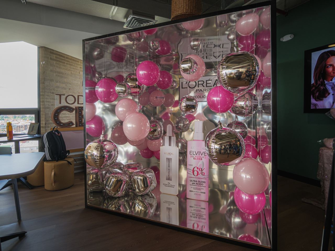Muro de globos metálicos para una activación de marca