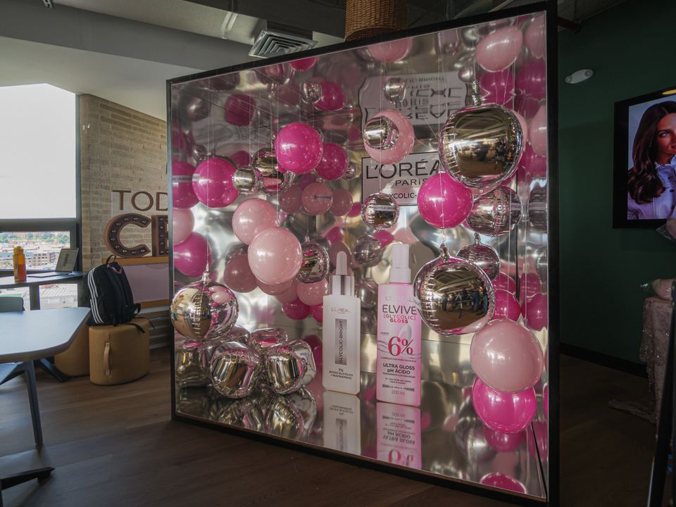 Muro de globos metálicos para una activación de marca