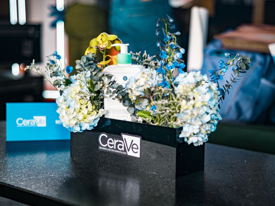 Centro de mesa floral con producto