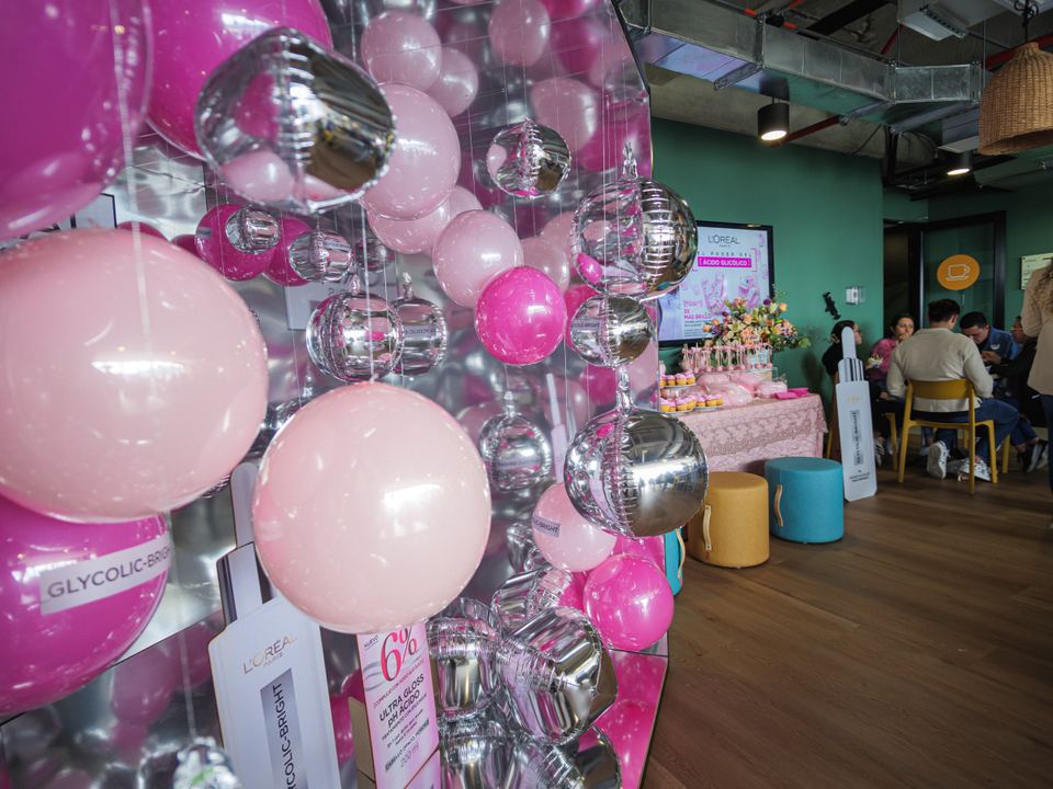 Muro de globos rosa y plata para una activación de marca