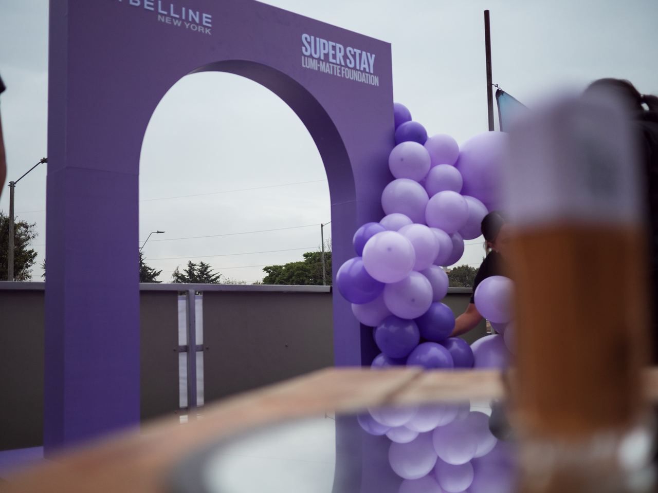 Arco escénico con globos para un lanzamiento de producto