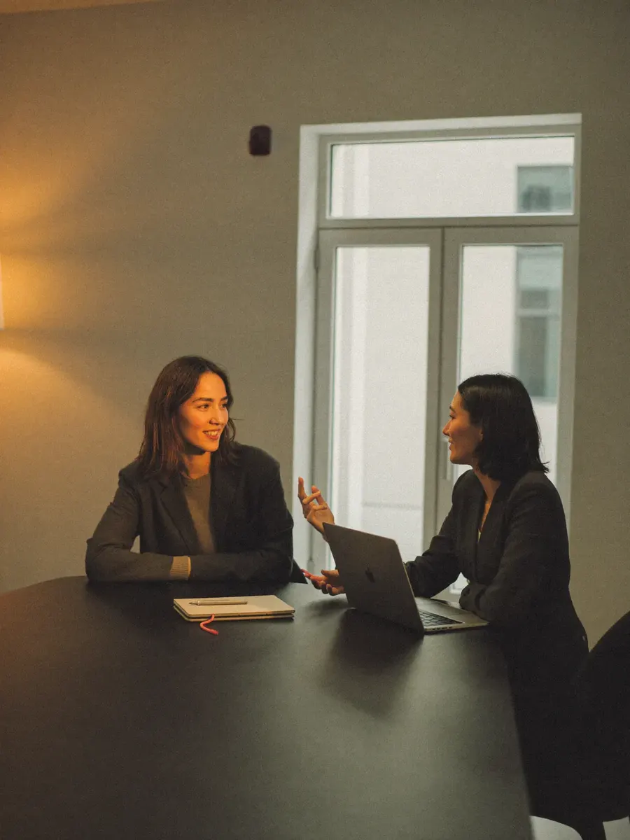 Two colleagues in a B2B strategy meeting