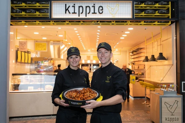 Lisa en Joris van Kippie Leidschendam voor hun winkel met een Kippiepan in de handen
