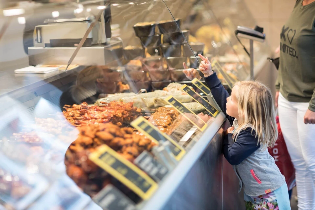 Kindje in Kippie winkel