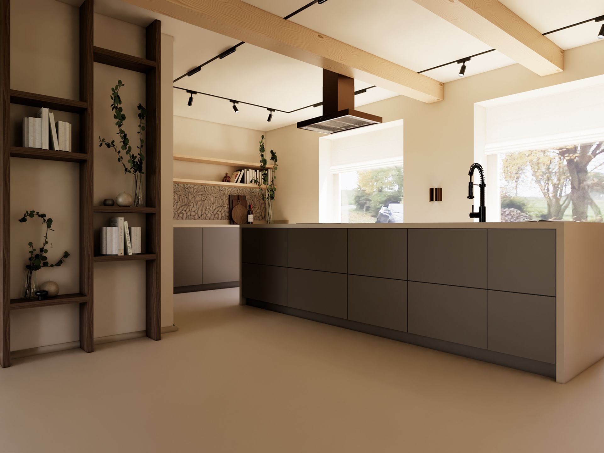 Ruime woonkeuken met groot kookeiland, donkere fronten, houten plafondbalken en open maatwerkkast.