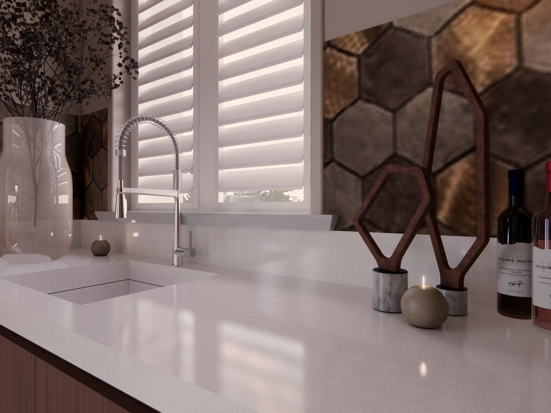 Detail van de keuken met wit werkblad, shutters, hexagon wandafwerking en bronzen accenten.