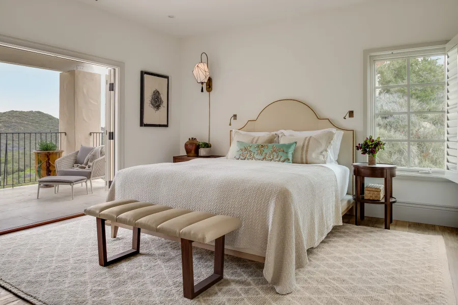 Maison bedroom with antique details