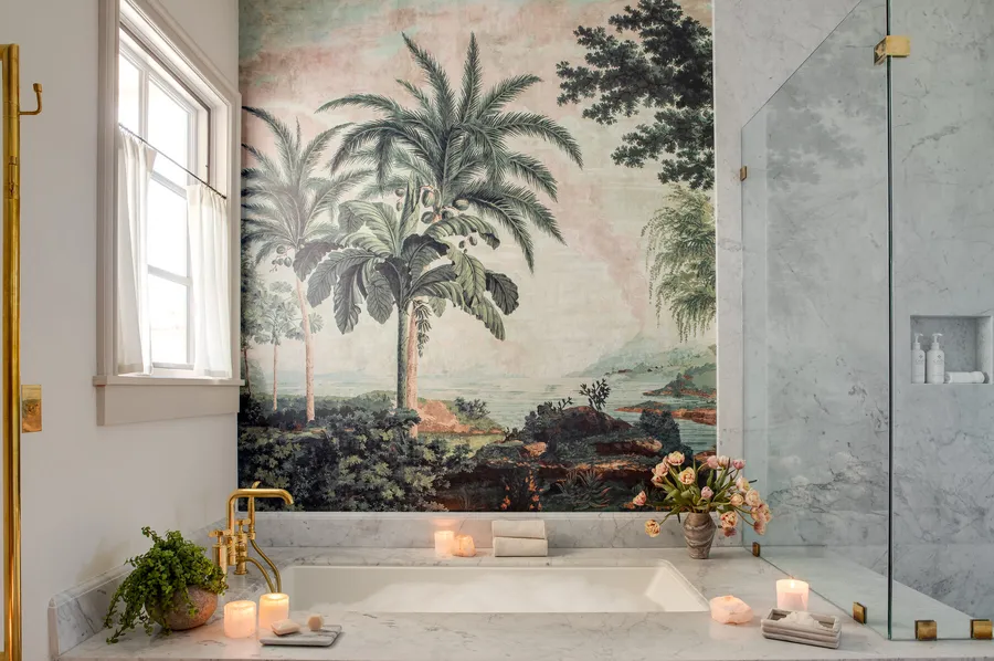 Soaking bathtub inside a Maison