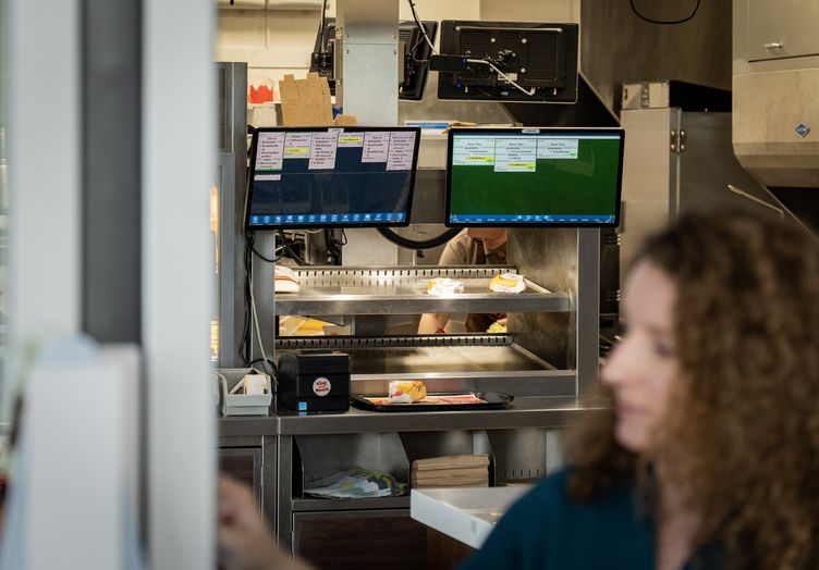Kitchen Display System (KDS): How Technology Supports Restaurant Kitchens and Speeds Up Order Fulfillment
