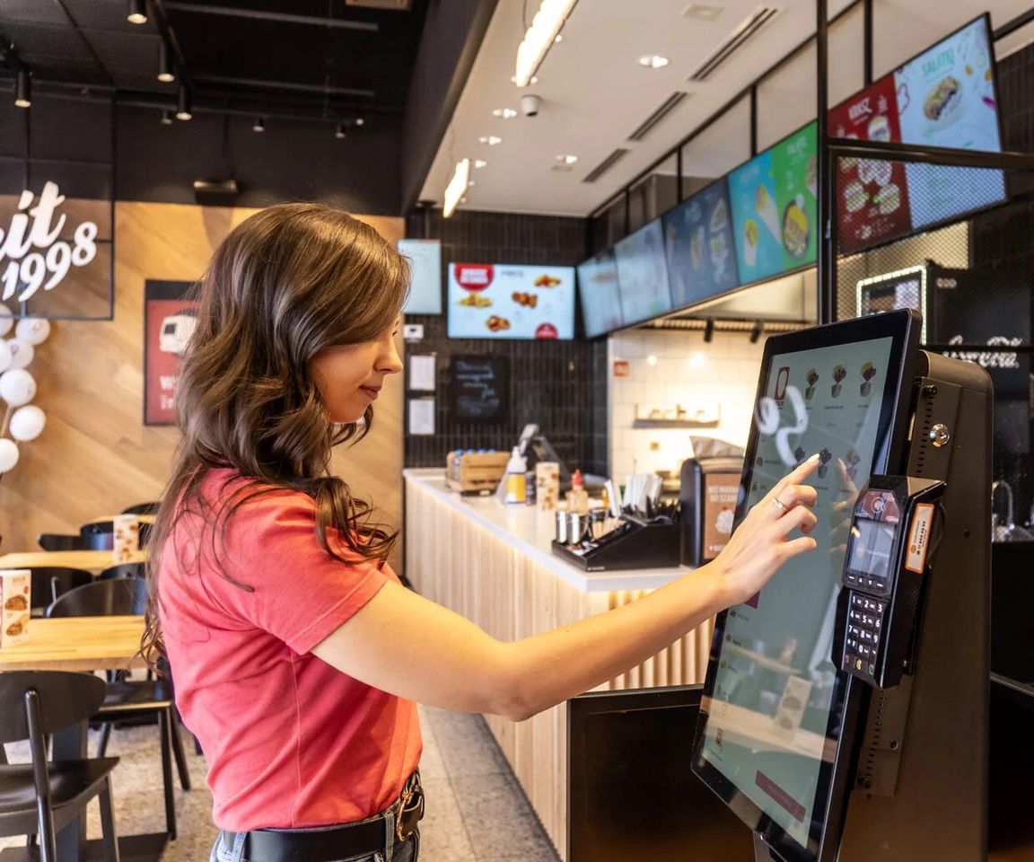 Guest placing an order on an Ordering Stack self-service kiosk in a Berlin Döner Kebap restaurant