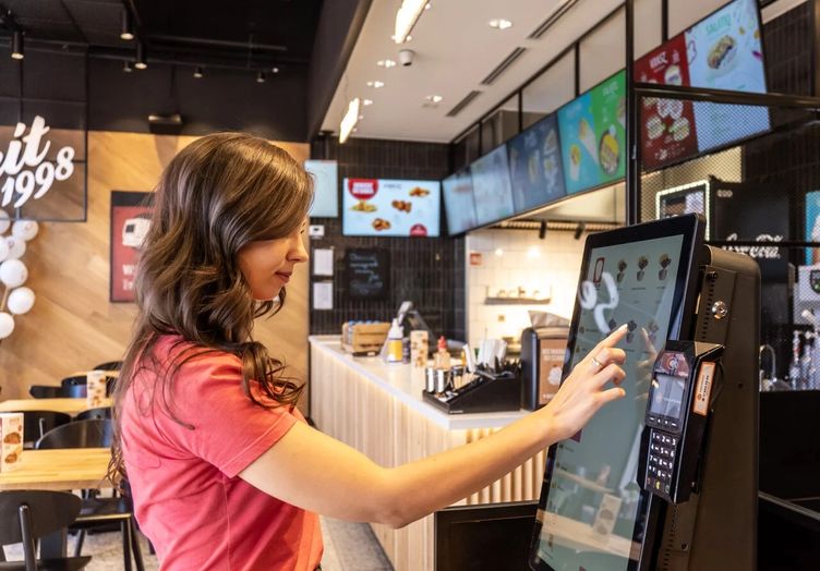 Guest placing an order on an Ordering Stack self-service kiosk in a Berlin Döner Kebap restaurant