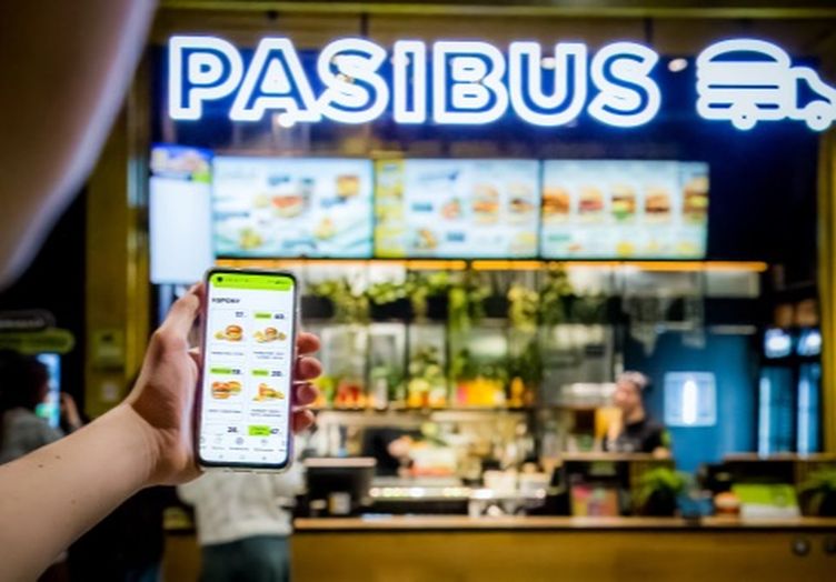 Guests at a Pasibus restaurant counter