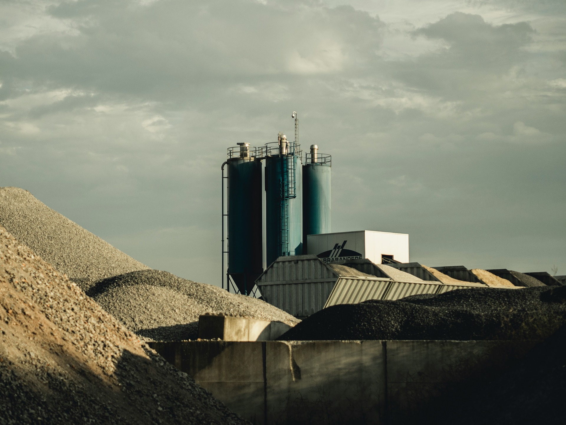 Ein Rohstoffwerk mit Lagersilos und Schüttguthalden.