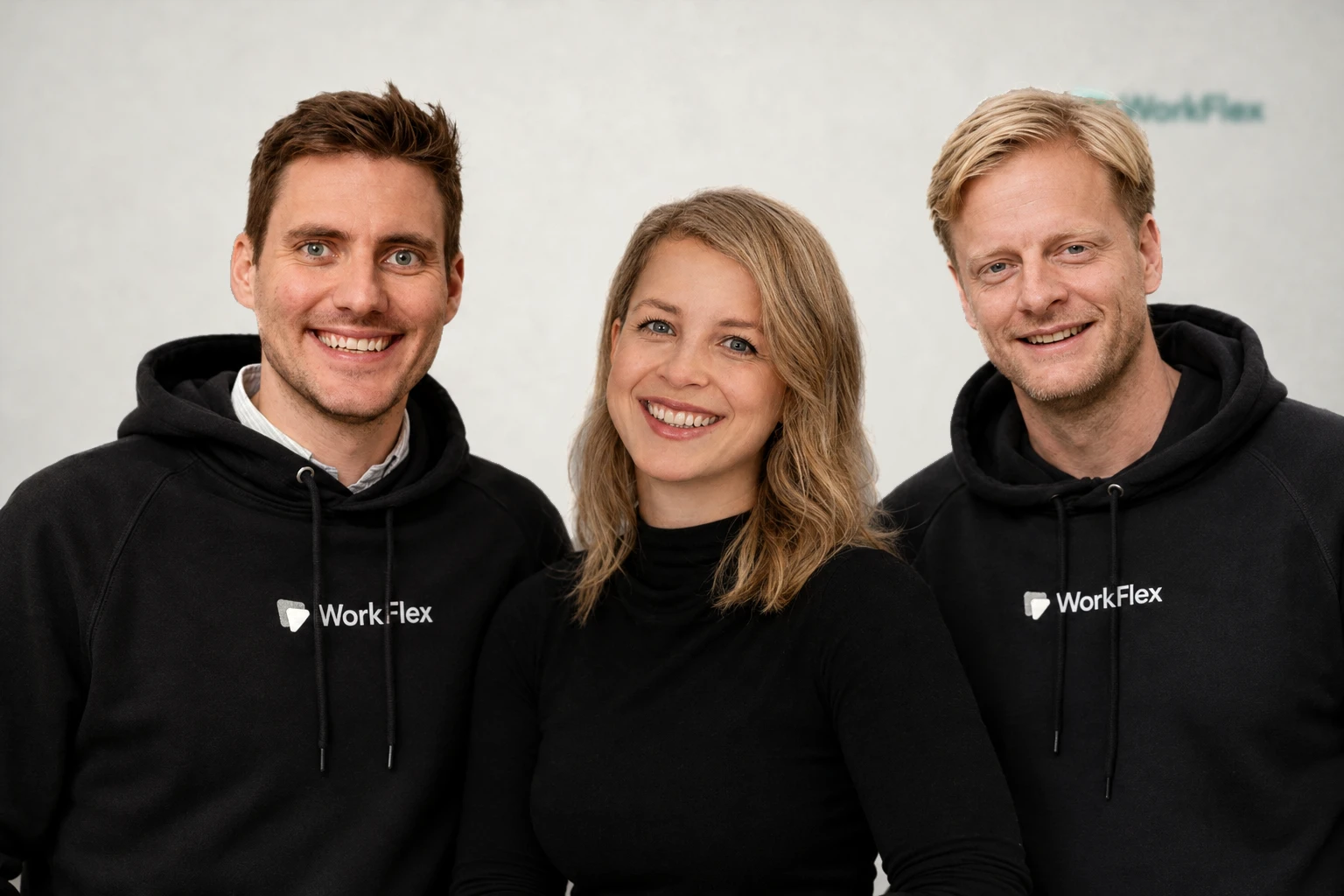 Patrick Koch, Dr. Julia-Sophie Fuchs und Pieter Manden (von links nach rechts) lächeln vor einer hellen Wand