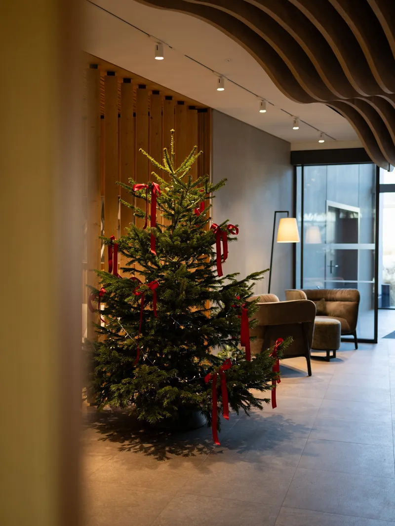 Weihnachtsbaum mit roten Schleifen in der Hotellobby