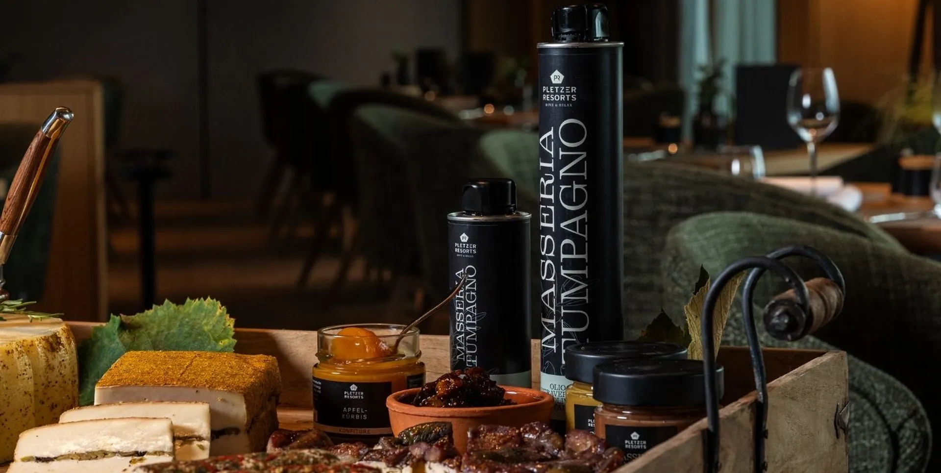 Pletzer Resorts Produkte mit Käse, Marmelade und Olivenöl auf einem Tablett