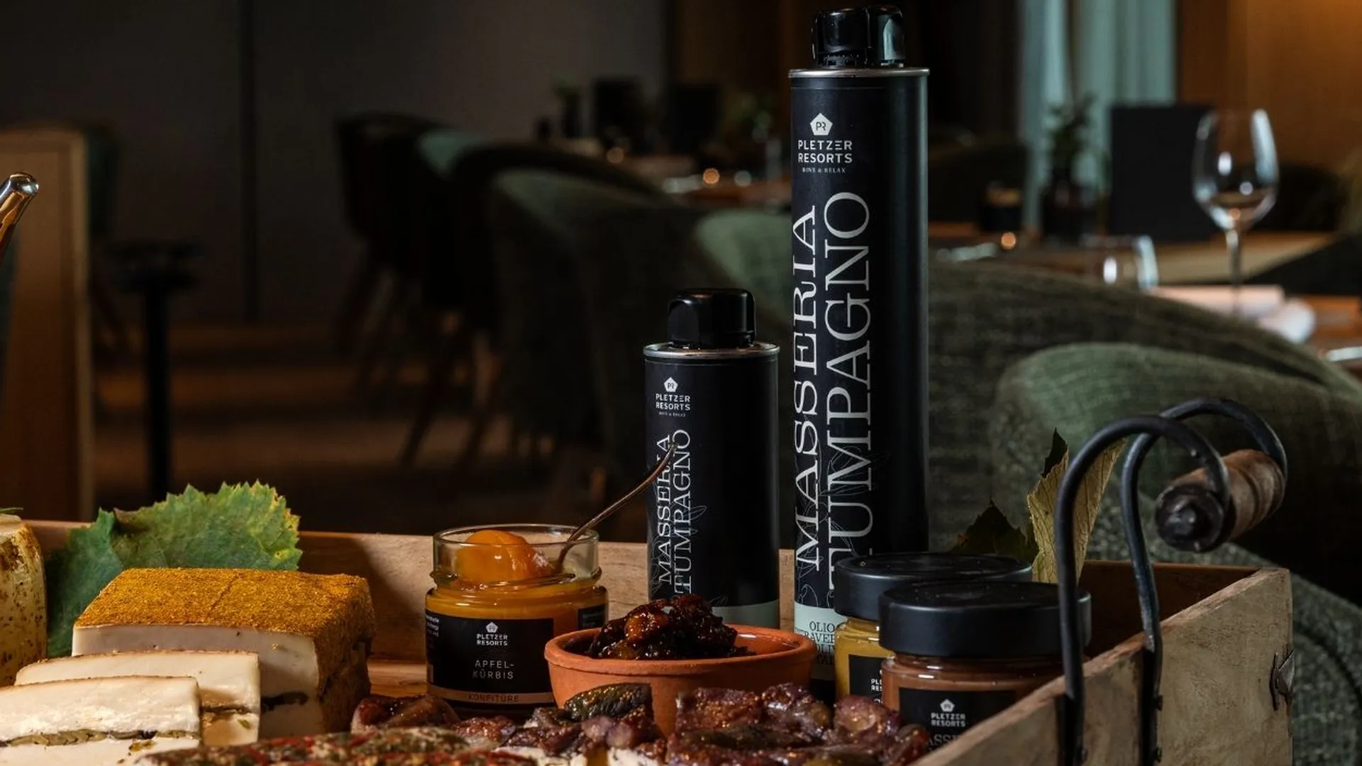 Pletzer Resorts Produkte mit Käse, Marmelade und Olivenöl auf einem Tablett