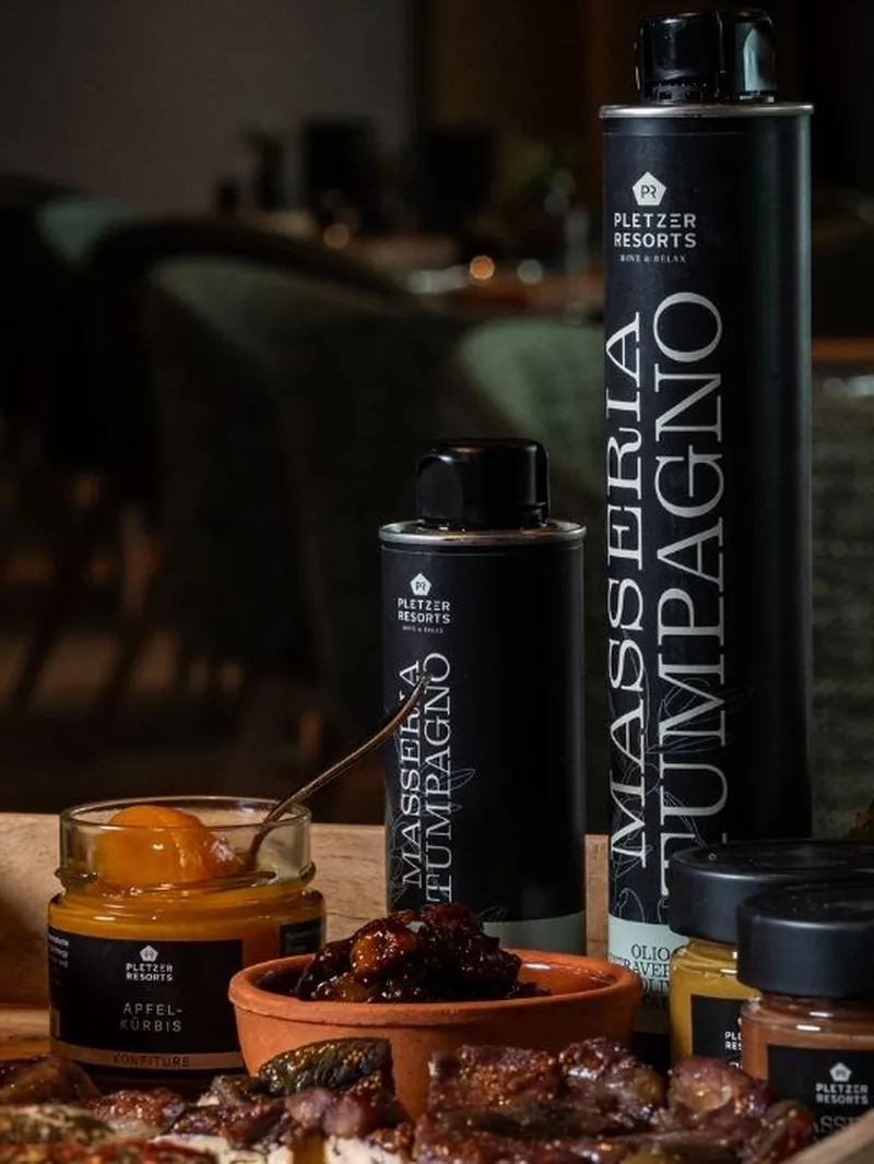 Pletzer Resorts Produkte mit Käse, Marmelade und Olivenöl auf einem Tablett
