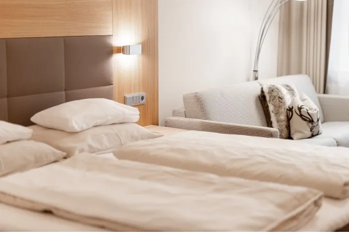 Hotelzimmer mit Doppelbett und Sitzcouch
