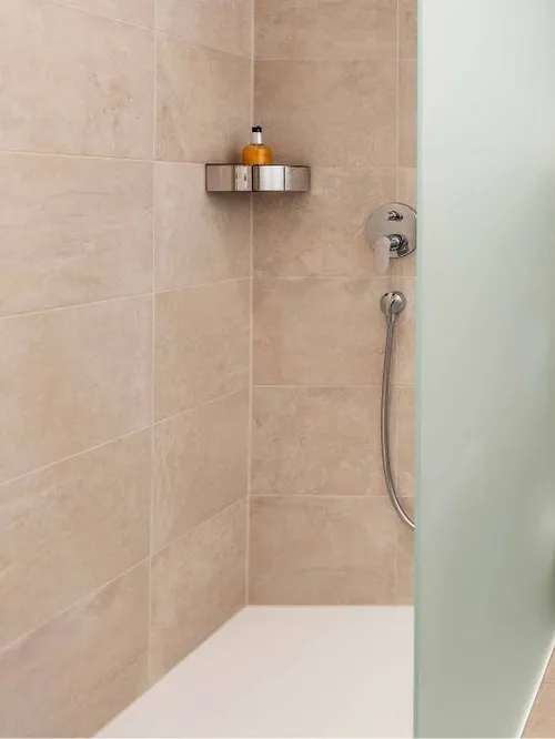 Modernes Hotelbadezimmer mit Dusche, WC und Waschtisch aus Holz