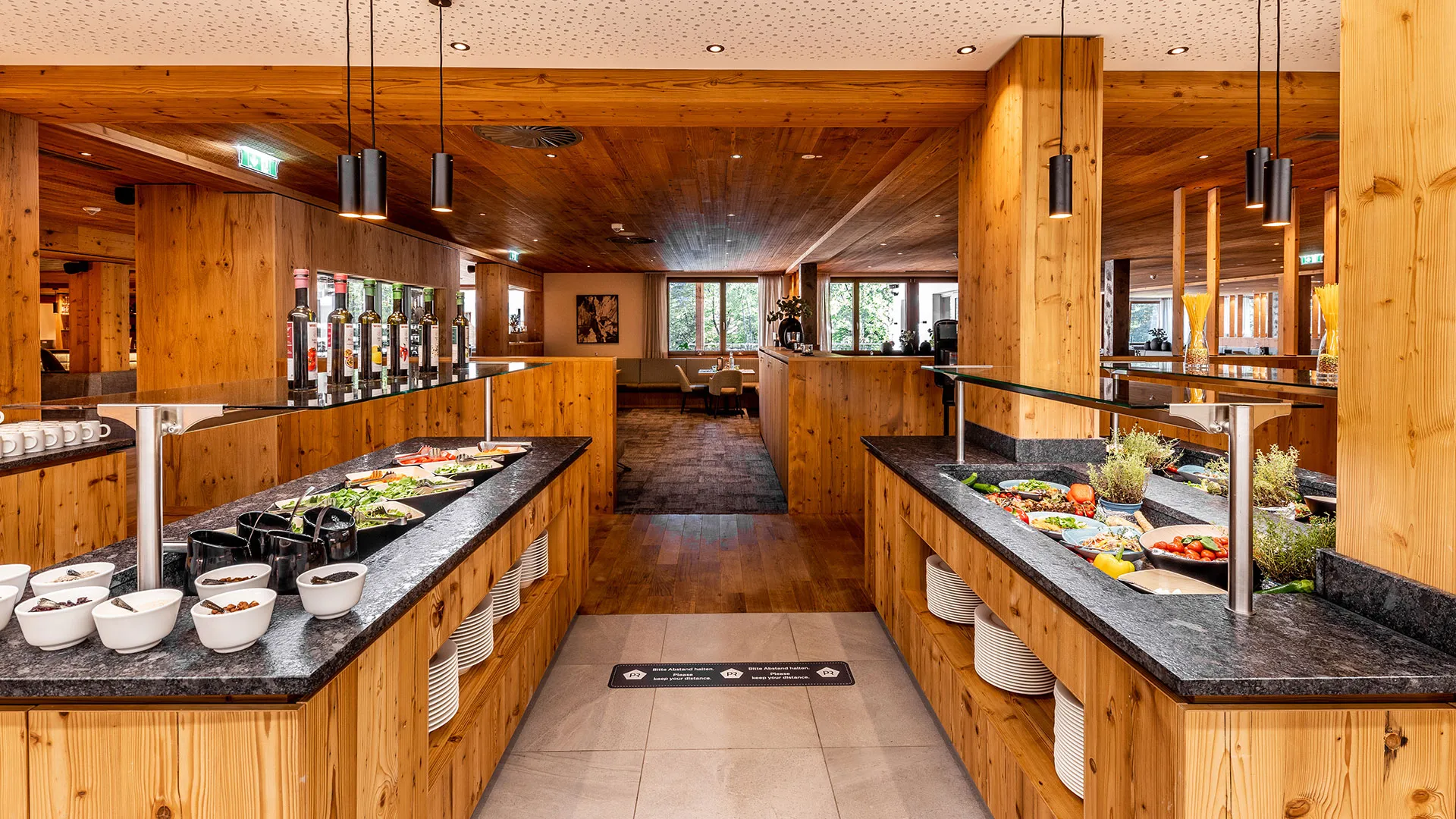 Salatbuffet mit Schüsseln in holzverkleidetem Restaurant
