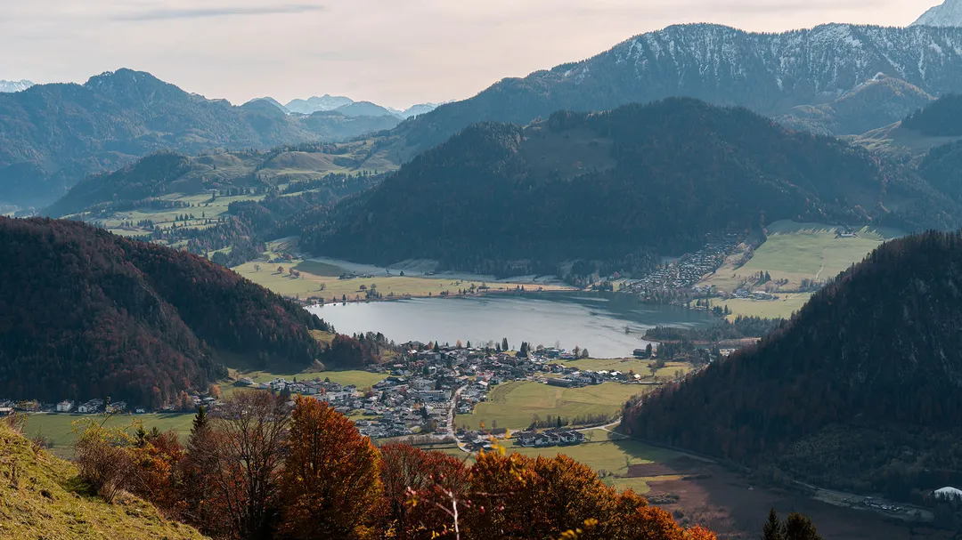 Blick auf Walchsee und Ortschaft im herbstlichen Alpental