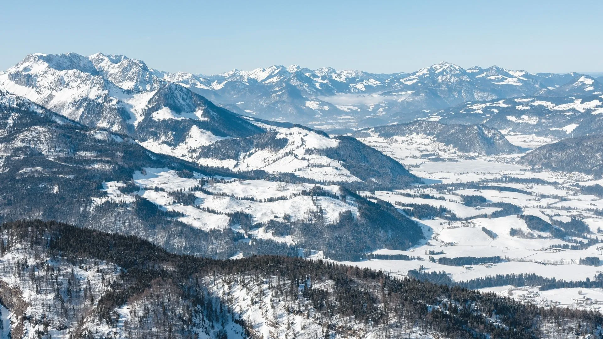Verschneite Berglandschaft mit Tal und Bergpanorama in den Alpen
