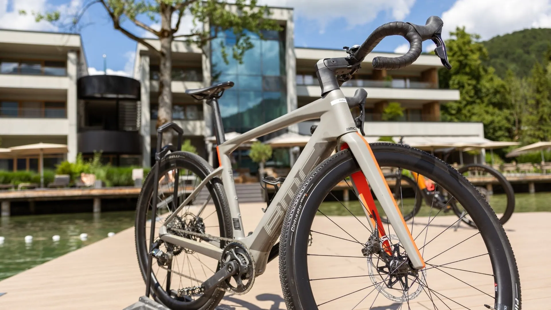 Gravelbike auf Holzsteg vor Hotel am See