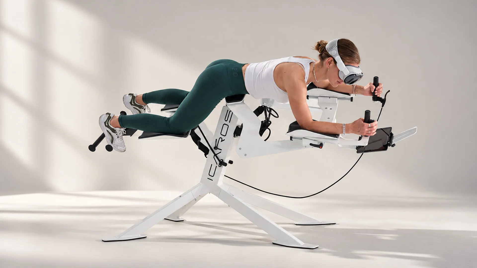Frau trainiert mit VR-Brille am Icaros-Fitnessgerät