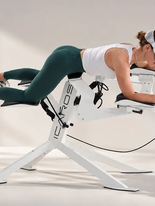 Frau trainiert mit VR-Brille am Icaros-Fitnessgerät
