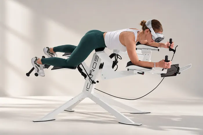 Frau trainiert mit VR-Brille am Icaros-Fitnessgerät