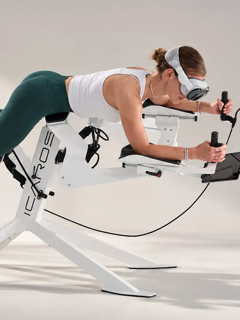 Frau trainiert mit VR-Brille am Icaros-Fitnessgerät