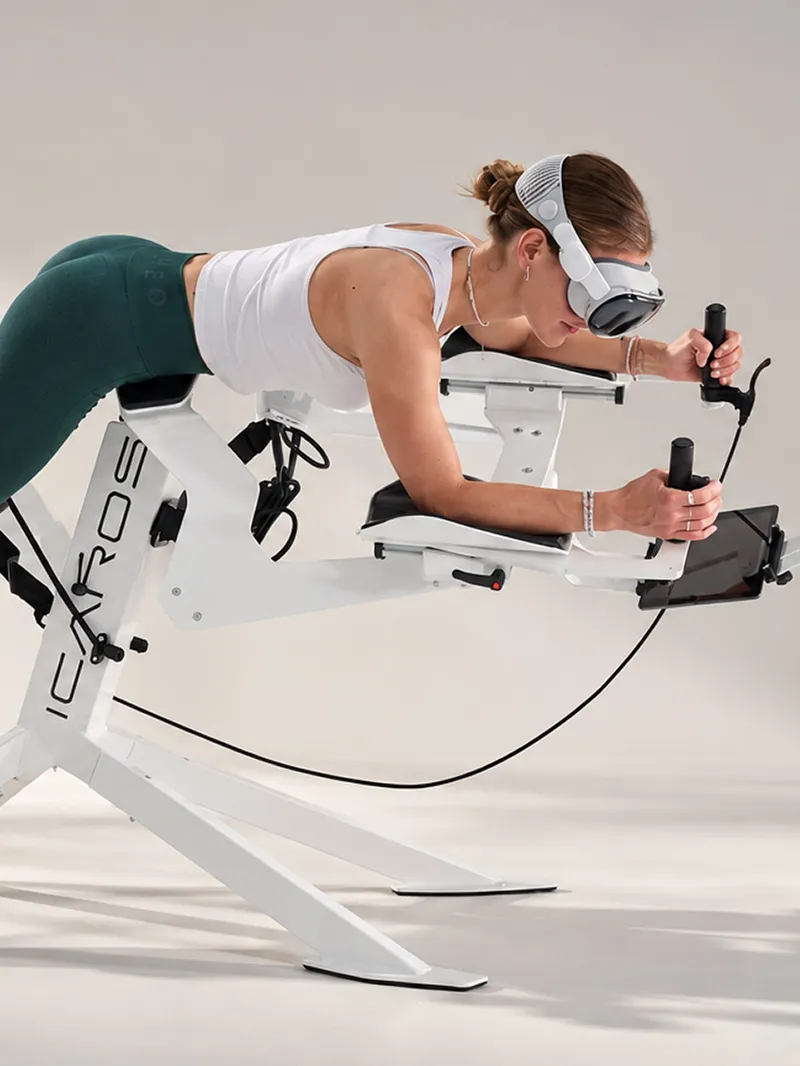 Frau trainiert mit VR-Brille am Icaros-Fitnessgerät