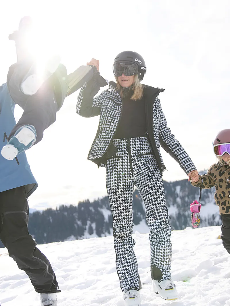 Familie mit Kindern in Skibekleidung wandert durch den Schnee in den Bergen