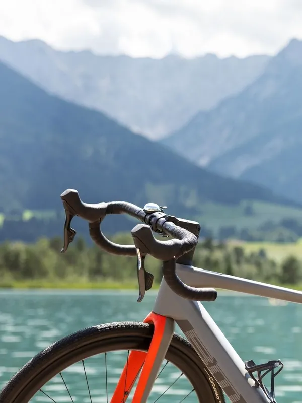 Rennrad vor See mit Bergpanorama