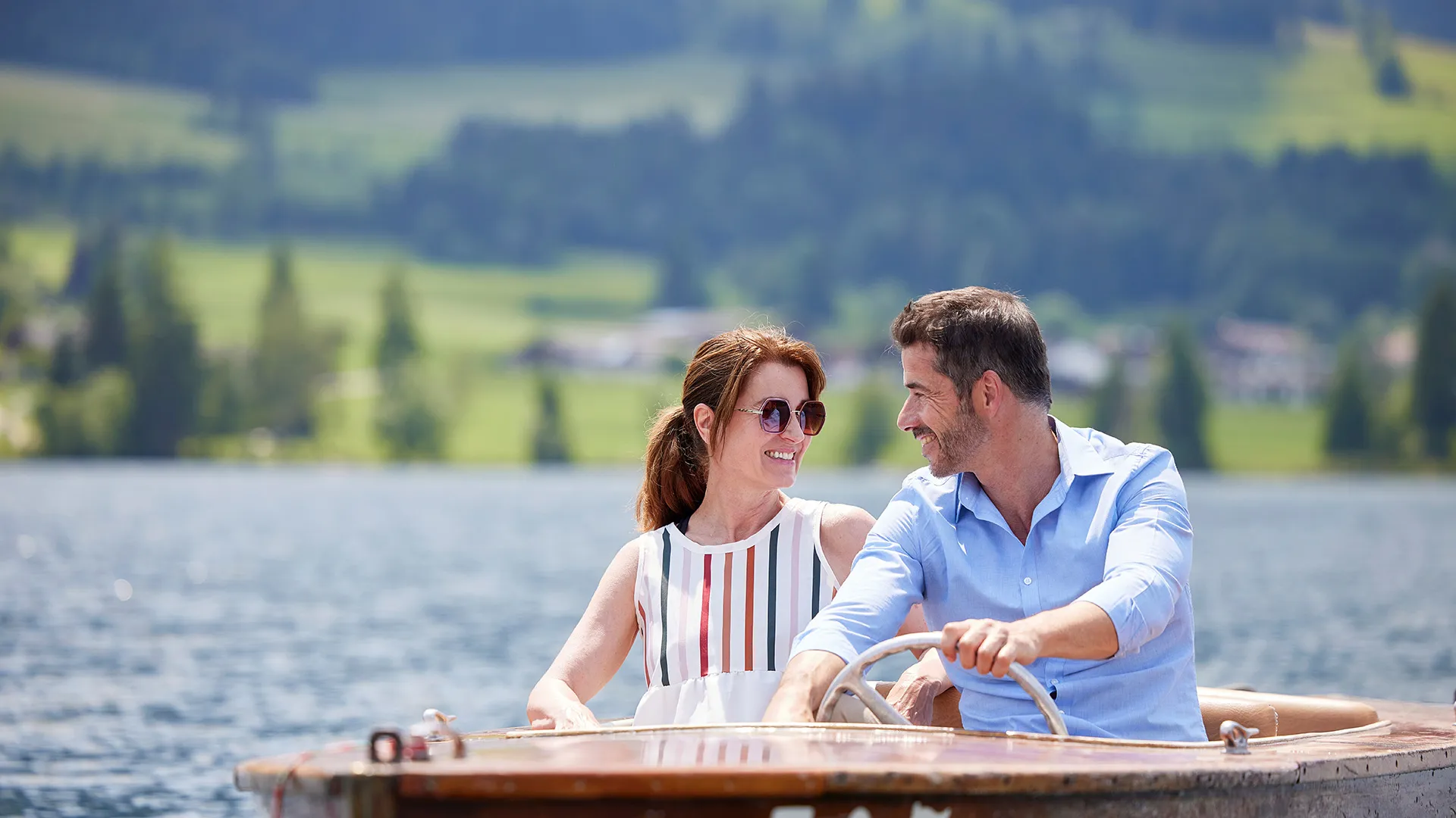 Mann und Frau beim Bootfahren
