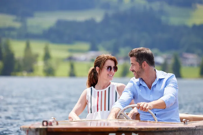Mann und Frau beim Bootfahren