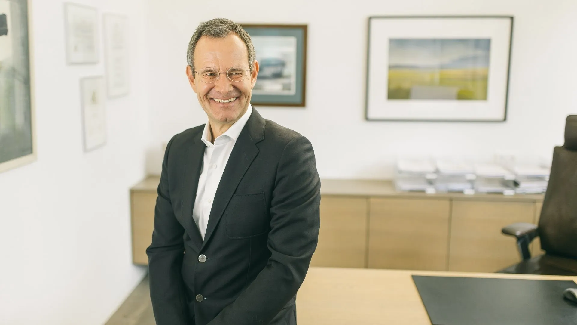 Lächelnder Mann im Anzug in einem Büro