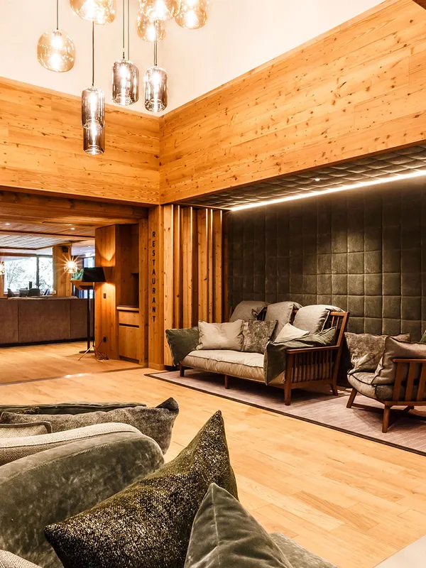 Lounge-Bereich mit Kamin, Sitzgruppen und Holzverkleidung