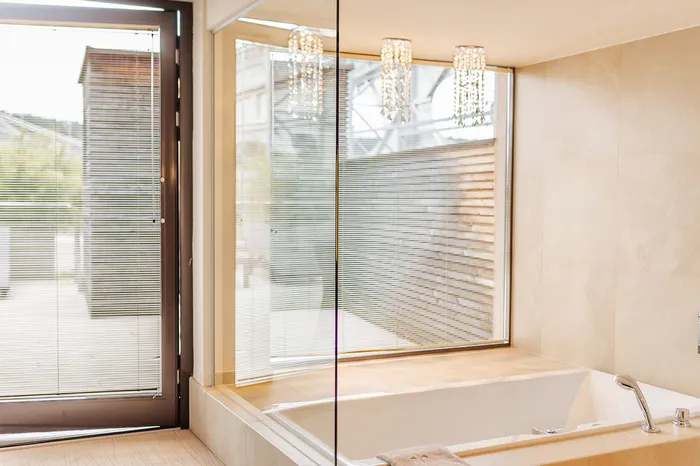 Badewanne mit Fenster zur Terrasse in der Master-Suite
