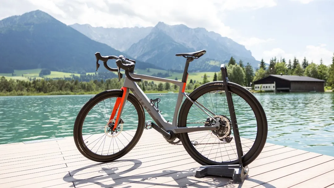 Gravelbike auf Steg am See vor Bergkulisse