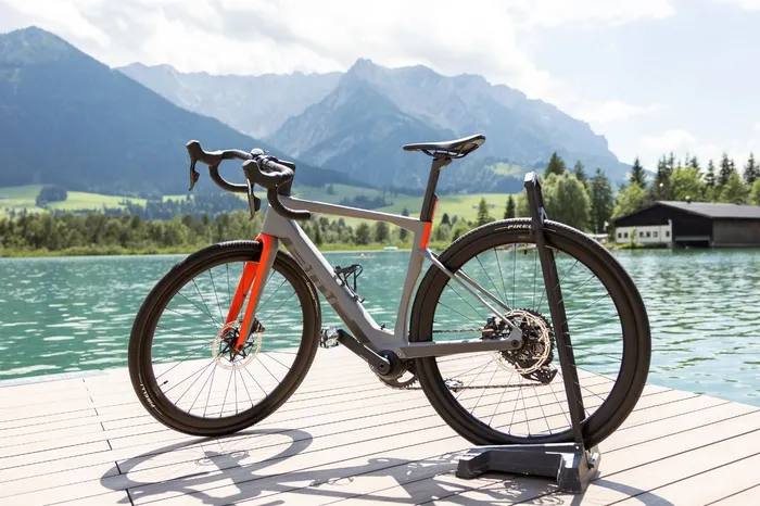 Gravelbike auf Steg am See vor Bergkulisse