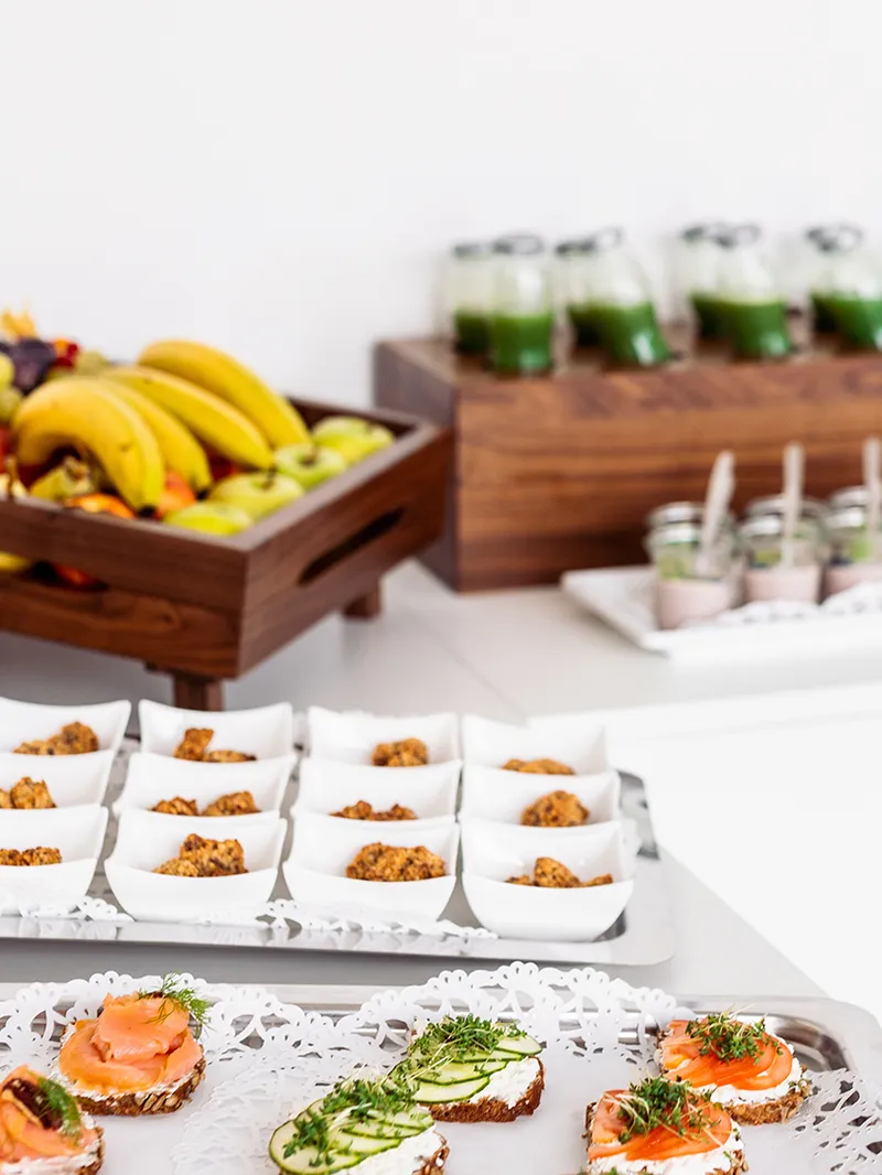 Buffet mit Obst, Smoothies, Gebäck und belegten Broten