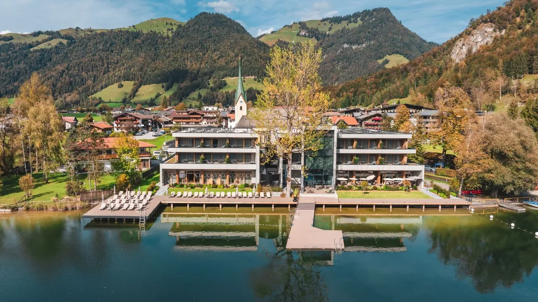 Hotel Lakeside am See mit Bergpanorama und Steg