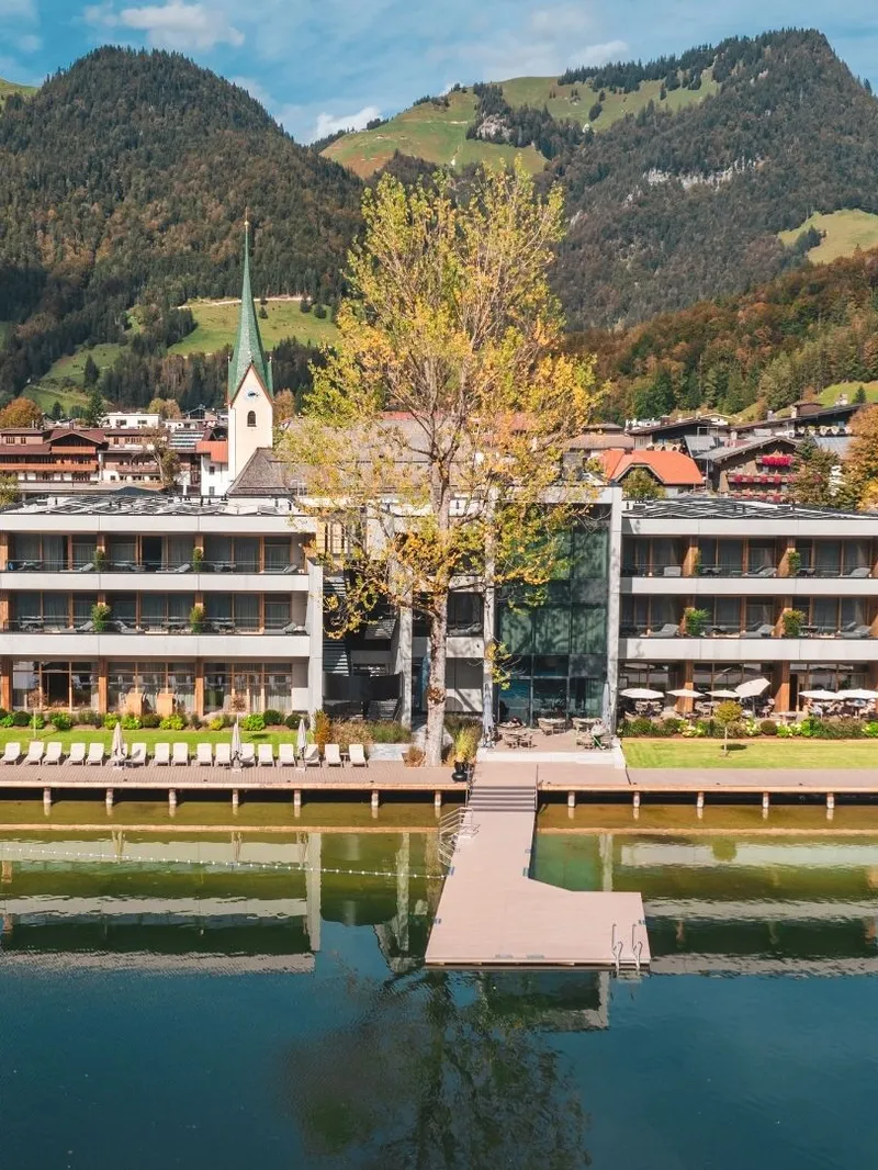 Hotel Lakeside am See mit Bergpanorama und Steg