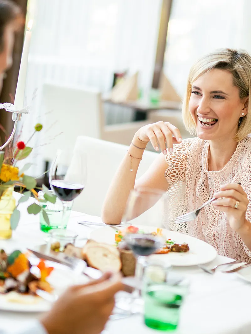 Paar beim gemeinsamen Essen im Restaurant an gedecktem Tisch